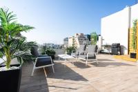 B&B Tel Aviv - YalaRent Flora- Designed 1BR penthouse in Florentin - Bed and Breakfast Tel Aviv