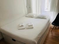 Kleine Tweepersoonskamer met Gedeelde Badkamer