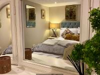 Zimmer mit Kingsize-Bett