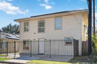 Stunning & Vibrant APT 7 Min From TX Med Center - B&B