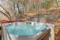 The Lake House Two-Bedroom Cottage with Hot Tub – Hill View