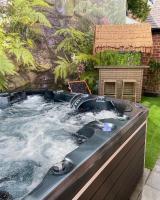 Dawns House Cromford, Peak District, Hot Tub, for 6 - stunning views - B&B
