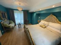 The Big Cosy Boudoir Bed + Hot tub - Ferienwohnung Harvington