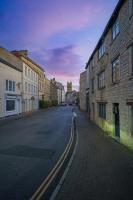 Cotswolds- 2 bed flat in 18th Century building, town centre with Smart TV - Esho Stays - B&B