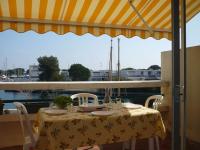 Marina Duplex 4 couchages, Terrasse et Solarium, Clim, Wifi, Parking, Port Camargue - FR-1-250-217 - Bed and Breakfast