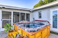NEW! Cheerful bungalow with hot tub near beaches - B&B Bay Pines