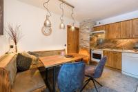 Appartamento con 2 Camere da Letto, Balcone e Vista Montagna 