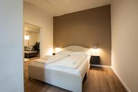 Stylish apartment with dedicated working space and super king-size bed located between city centre and Donau river - B&B Vienna