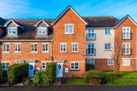 Modern 4-Bed Townhouse in Crewe by 53 Degrees Property, Ideal for Contractors & Business, FREE Parking - Sleeps 8 - Chambres d'hôtes Crewe