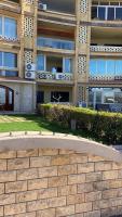 Renovated super Lux Apartment Chalet Direct sea view 2 bed rooms in Alexandria Al Mamourah شاليه الترا لوكس شاطىء المعموره الاسكندريه دور اول على البحر مباشره مع كارنيهات الدخول طوال السنه و الشاطىء الخاص من اول مايو لنهايه اكتوبر للعائلات فقط - B&B Alessandria d'Egitto