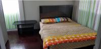 Chambre Lit Queen-Size avec Salle de Bains Commune