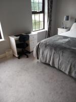 Zimmer mit Kingsize-Bett