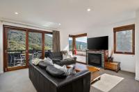 B&B Thredbo - Elevation 2 bedroom with guest room gas fire and mountain views - Bed and Breakfast Thredbo