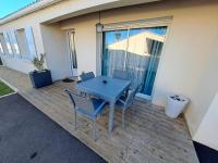 - Maison Capucine- Proche centre d'affaire Chauray, Jardin, parking, WIFI et Netflix, idéal voyage d'affaire, familles, ou simple escapade - B&B