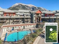 B&B Canmore - Mountain Retreat - Modern and Bright with Panorama Views 2 bedrooms, 4 beds, heated all-year outdoor pool, hottub, balcony, Banff Park Pass - Bed and Breakfast Canmore