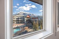 Mountain Retreat - Modern and Bright with Panorama Views 2 bedrooms, 4 beds, heated all-year outdoor pool, hottub, balcony, Banff Park Pass - B&B Canmore