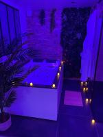 Jungle Love Loveroom avec Balnéo à 10 min de Disneyland Paris - B&B Serris