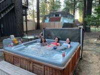 Lake Views in 3bdr Family Home w/ Hottub - Bed and Breakfast