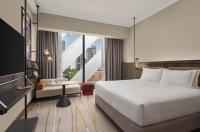 Premier Room with One King Bed – Orchard Paragon View