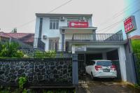 B&B Manado - RedDoorz near De La Salle Manado - Bed and Breakfast Manado