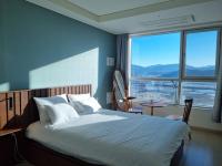 B&B Gimcheon - 1-2 Mins from KTX Calm Wood Tone Beautiful Night View House - Bed and Breakfast Gimcheon