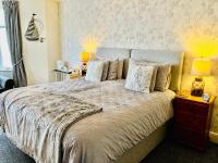 Habitación con cama extragrande y vistas al mar