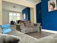 B&B Northampton - Whitworth House, Sleeps 6 TVs in all bedrooms, WIFI - 3 bedroom - Bed and Breakfast Northampton