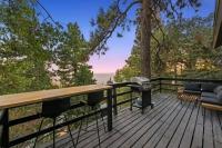 Updated Mountain Cabin Retreat with 180 views off Deck and Balcony - B&B