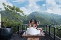 Suite con cama grande y balcón