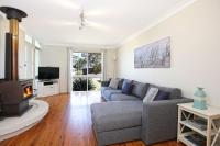 Hayes Beach House I Award Winner I 4 Mins to Beach - Chambres d’hôtes