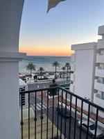 Stylish Seaside 3 Bed Apartment with Terrace + Sea View - Chambres d’hôtes Benalmádena