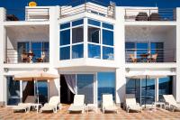 Orange Villa - 7 Bedrooms - 5 Star Location - Views - Pool - B&B