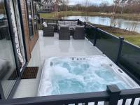 Bay Tree Lodge: Lakeside lodge w/hot tub & cinema surround sound - Ferienwohnung Woodhall Spa