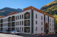 Top Floor Condo with Balcony - Steps To Lifts & Main Street condo - Ferienwohnung