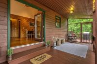 B&B Mineral Bluff - Peak-a-Blue Cabin - Watch Movies from Hot Tub, Mountain View, Fire Pit, Oversized Deck, Screened-in Porch - Bed and Breakfast Mineral Bluff