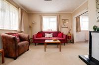 B&B Southampton - 3 Bed Renovated Bungalow - 3 car or RV pkg - Garden - Bed and Breakfast Southampton