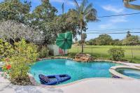 B&B Cooper City - Pool Heat I Firepit and BBQ I 75"TV I Foosball I 581mbps - Bed and Breakfast Cooper City