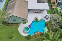 Pool Heat I Firepit and BBQ I 75"TV I Foosball I 581mbps - B&B Cooper City
