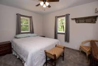 Little Blue Cottage: a wooded getaway near beaches and towns - Chambres d'hôtes Benton Harbor
