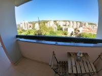 Lisbon 2 bedroom apartment with balcony in Algés