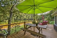 B&B Cotter - Cozy Waterfront Cottage with Deck on White River! - Bed and Breakfast Cotter