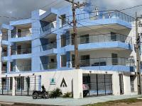 No Atalaia, Fort Poseidon rua do Atalho a 700 metros da praia do Atalaia, apartamento novo decorado, varanda, sala de estar e jantar, 02 suítes, 03 banheiros, lavanderia, cozinha, piscina, churrasqueira, salão de jogos, vista parcial das dunas e mar - B&B Salinópolis