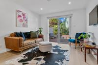 B&B Hobart - Modern, Central Apartment Footsteps to Salamanca - Bed and Breakfast Hobart