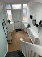 Birmingham Contractor House sleeps 8 Private Garden near M6 Motorway Business Wi-FI - B&B