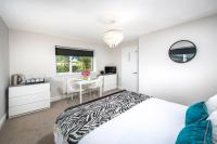 Habitación con cama extragrande y vistas al jardín