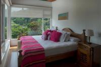 Suite con cama grande y balcón