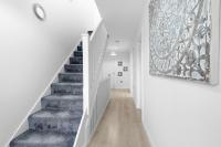 Modern 4 Bedroom House With Parking in Farnham Royal, Slough By 360stays - Ferienwohnung
