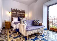 Suite con cama grande y balcón
