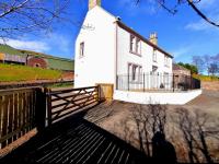 B&B Cupar - Balmeadowside Farmhouse with Hot Tub - Bed and Breakfast Cupar