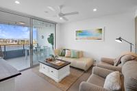 B&B Kawana Waters - Pool, 100m to Hosp, 3 TVs, 3 Beds - Lakefront Aquarius Apartment - Bed and Breakfast Kawana Waters